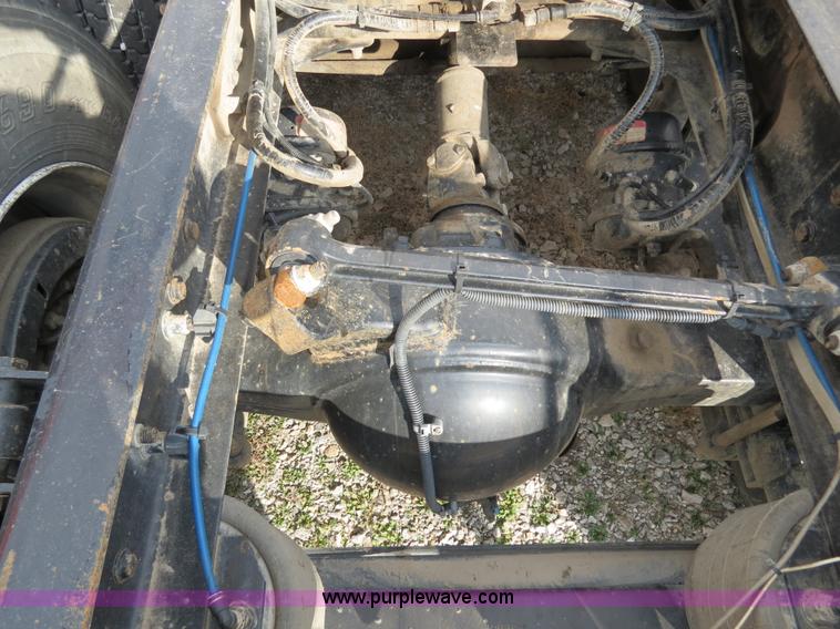 image for item B4605 2006 Freightliner Columbia 120 semi truck