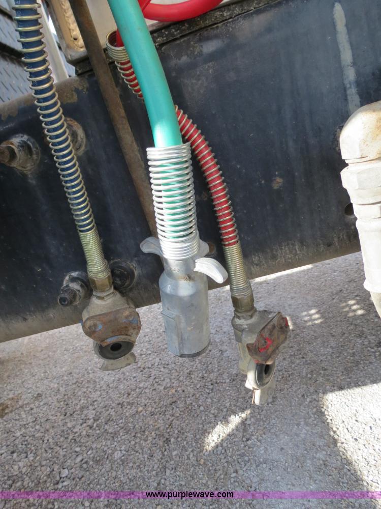 image for item B4605 2006 Freightliner Columbia 120 semi truck