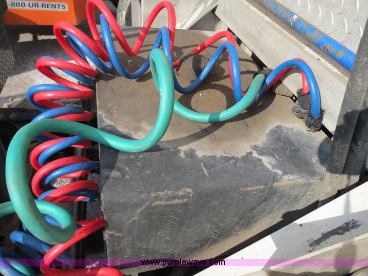 image for item B4605 2006 Freightliner Columbia 120 semi truck