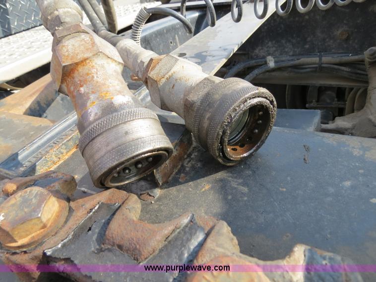 image for item B4605 2006 Freightliner Columbia 120 semi truck