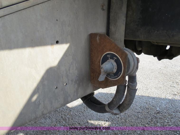 image for item B4605 2006 Freightliner Columbia 120 semi truck