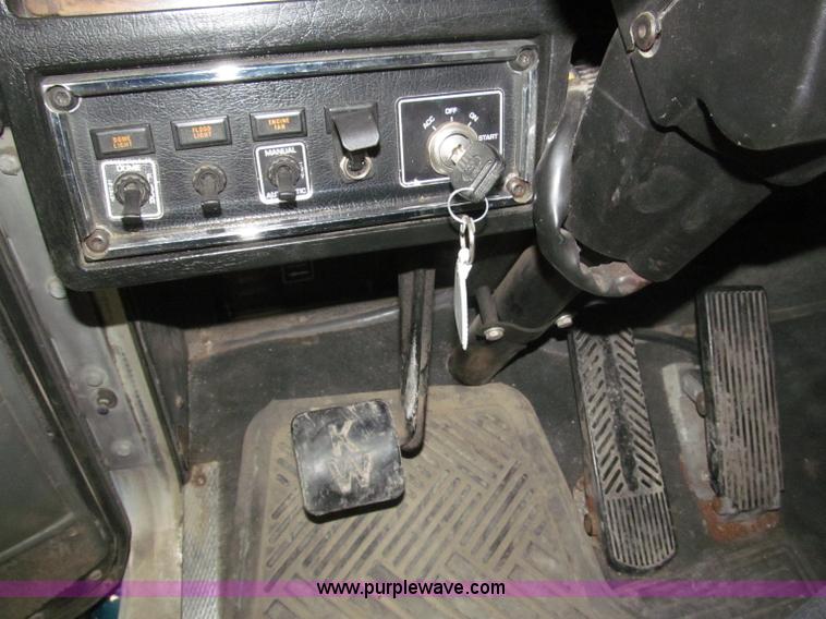 image for item B5340 1997 Kenworth T600 semi truck