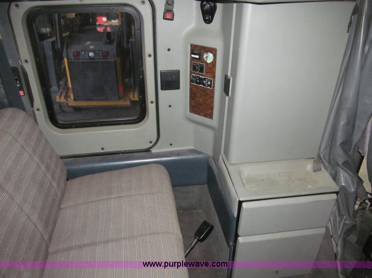 image for item B5340 1997 Kenworth T600 semi truck