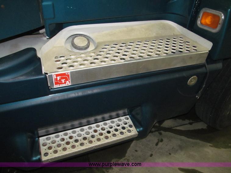 image for item B5340 1997 Kenworth T600 semi truck