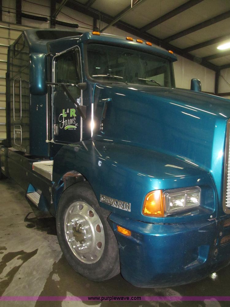 image for item B5340 1997 Kenworth T600 semi truck