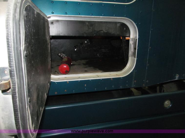 image for item B5340 1997 Kenworth T600 semi truck