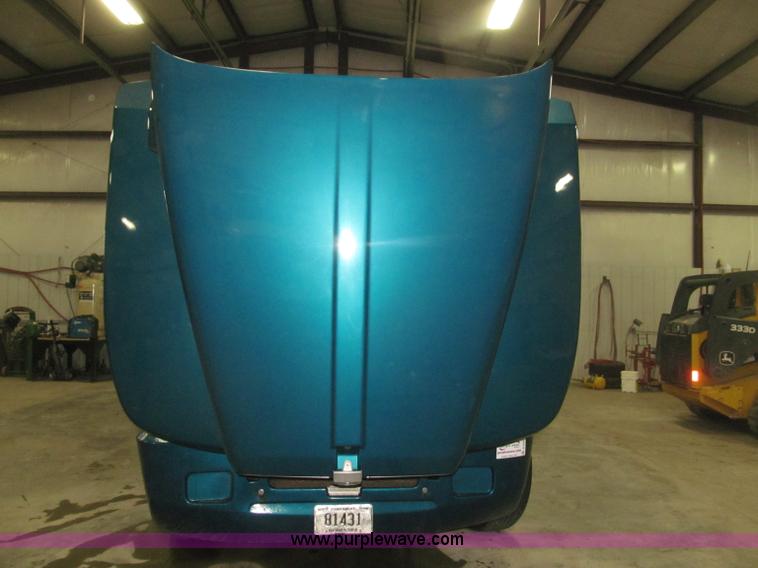 image for item B5340 1997 Kenworth T600 semi truck