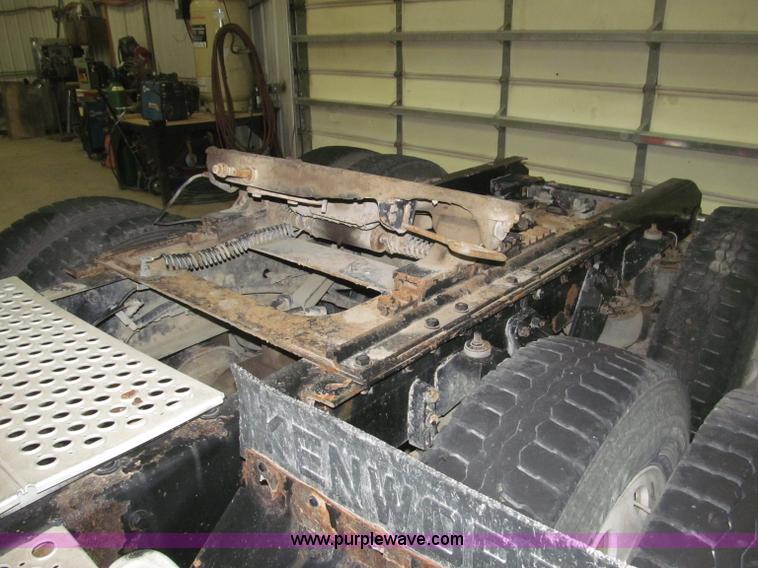 image for item B5340 1997 Kenworth T600 semi truck