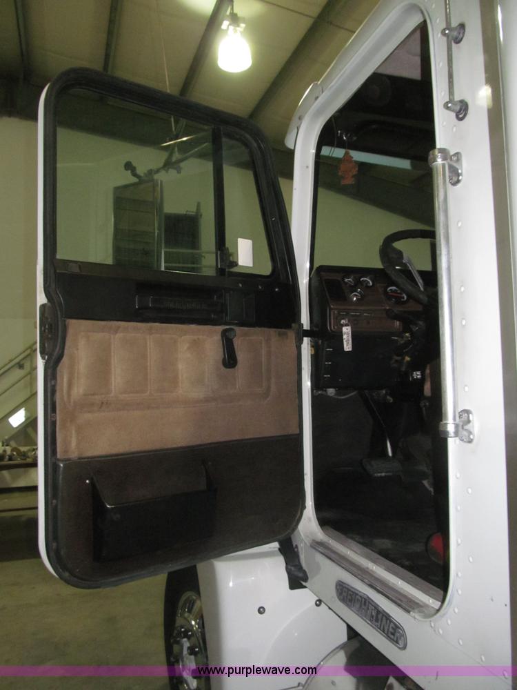 image for item B5342 1995 Freightliner FLD120 semi truck