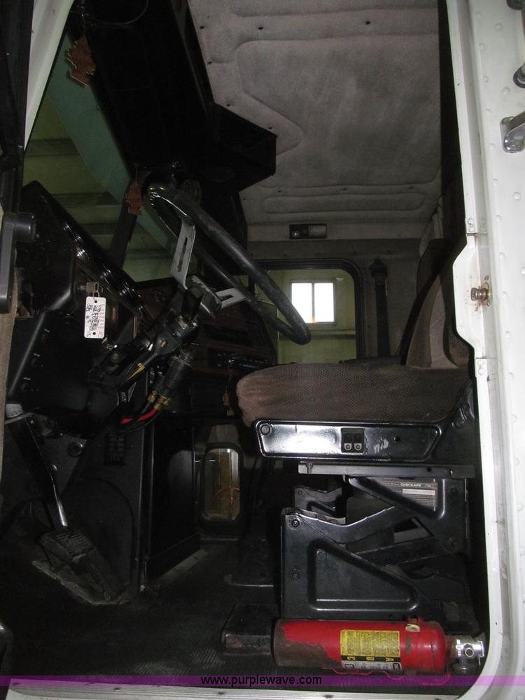 image for item B5342 1995 Freightliner FLD120 semi truck