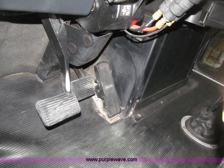 image for item B5342 1995 Freightliner FLD120 semi truck