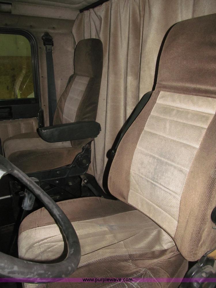 image for item B5342 1995 Freightliner FLD120 semi truck