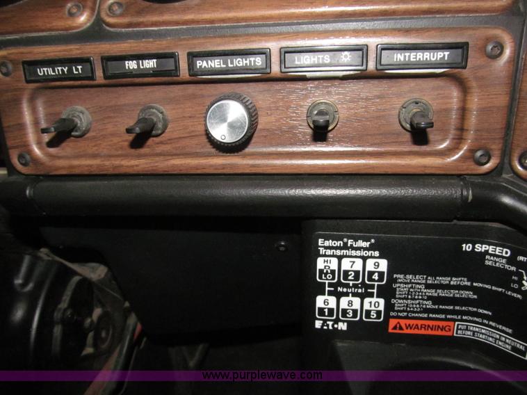 image for item B5342 1995 Freightliner FLD120 semi truck