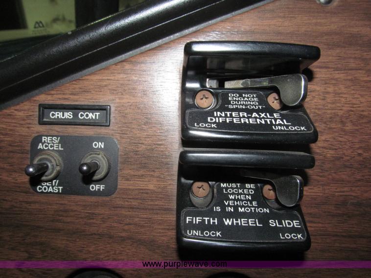 image for item B5342 1995 Freightliner FLD120 semi truck