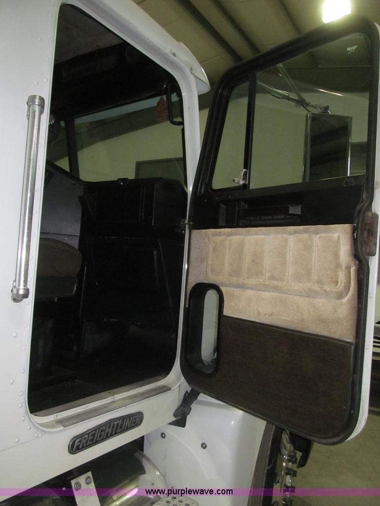 image for item B5342 1995 Freightliner FLD120 semi truck