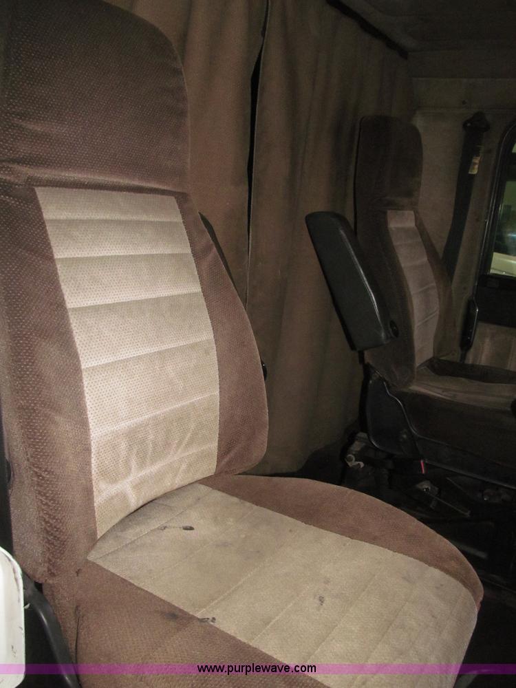 image for item B5342 1995 Freightliner FLD120 semi truck