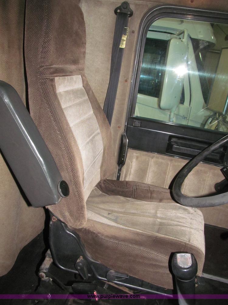 image for item B5342 1995 Freightliner FLD120 semi truck