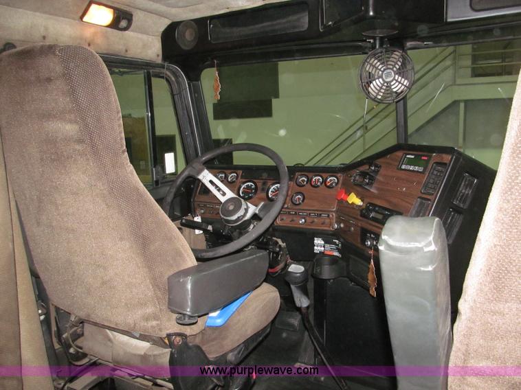 image for item B5342 1995 Freightliner FLD120 semi truck