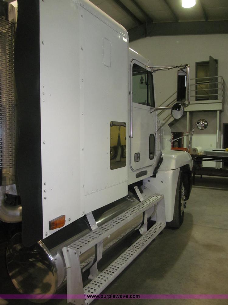 image for item B5342 1995 Freightliner FLD120 semi truck