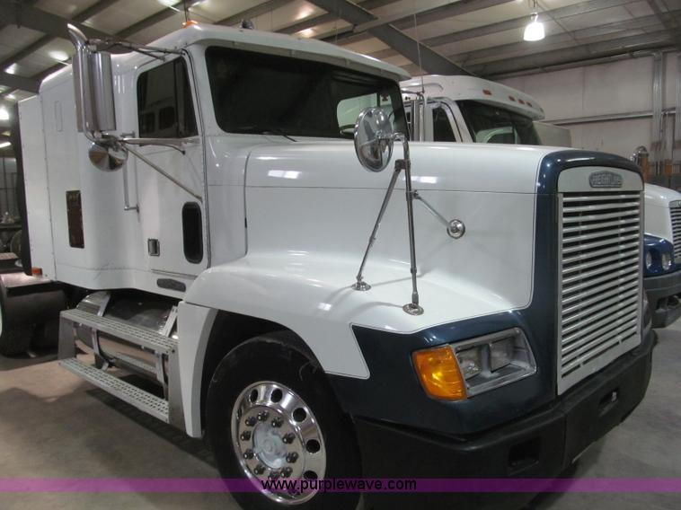 image for item B5342 1995 Freightliner FLD120 semi truck
