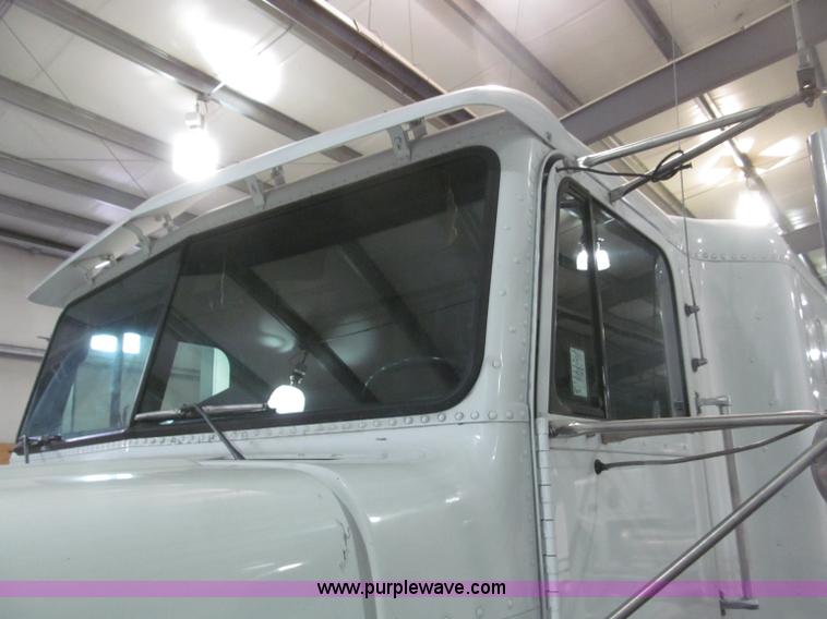 image for item B5342 1995 Freightliner FLD120 semi truck