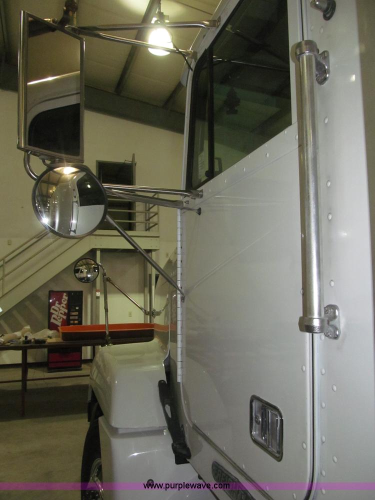 image for item B5342 1995 Freightliner FLD120 semi truck