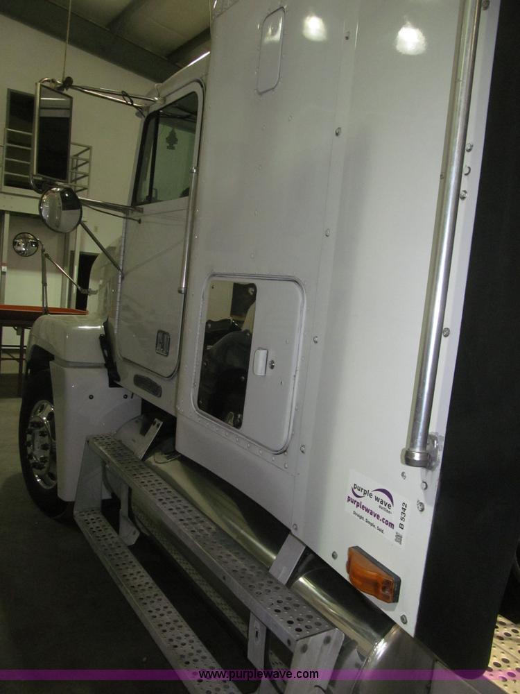 image for item B5342 1995 Freightliner FLD120 semi truck