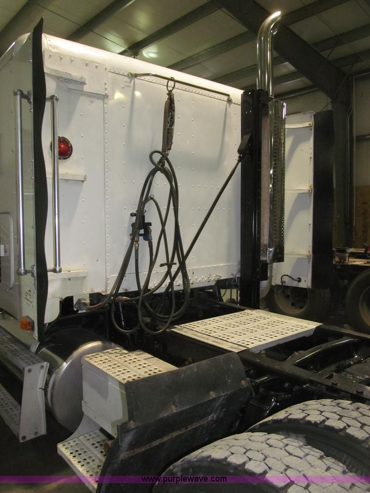 image for item B5342 1995 Freightliner FLD120 semi truck