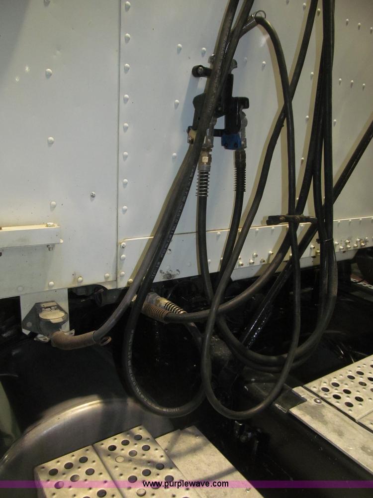 image for item B5342 1995 Freightliner FLD120 semi truck