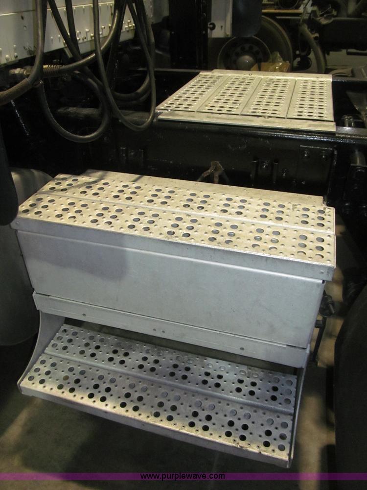 image for item B5342 1995 Freightliner FLD120 semi truck