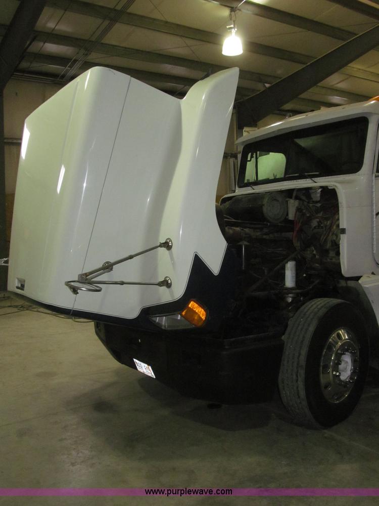 image for item B5342 1995 Freightliner FLD120 semi truck