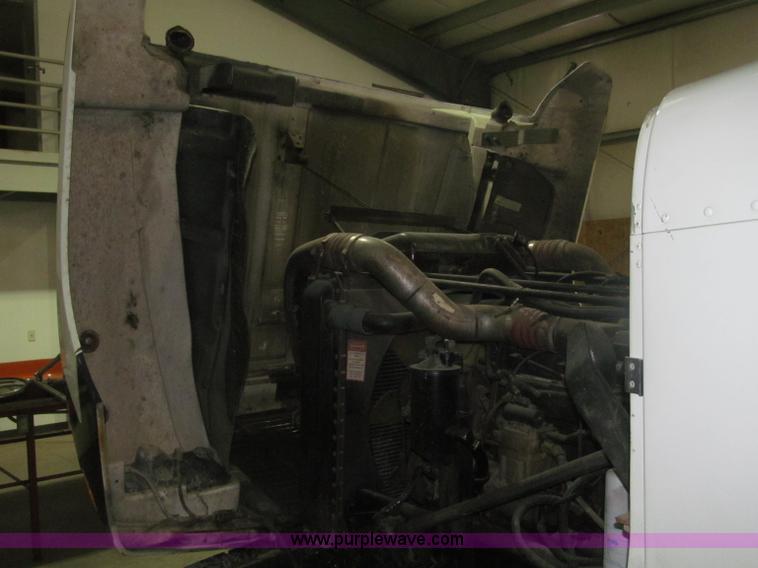 image for item B5342 1995 Freightliner FLD120 semi truck