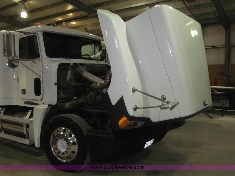 image for item B5342 1995 Freightliner FLD120 semi truck