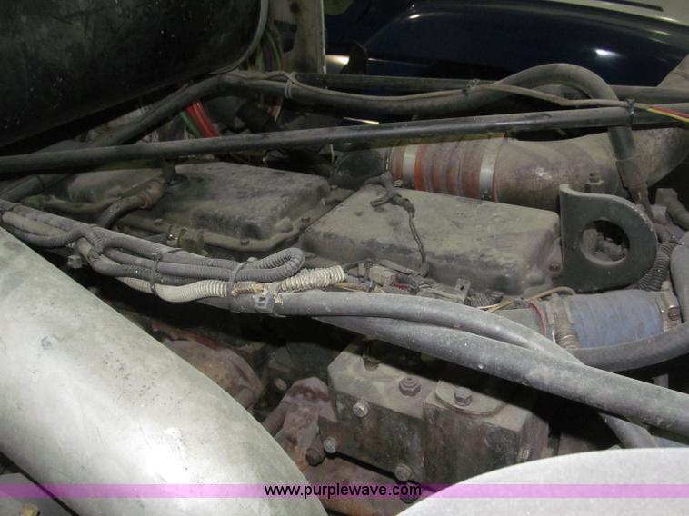 image for item B5342 1995 Freightliner FLD120 semi truck