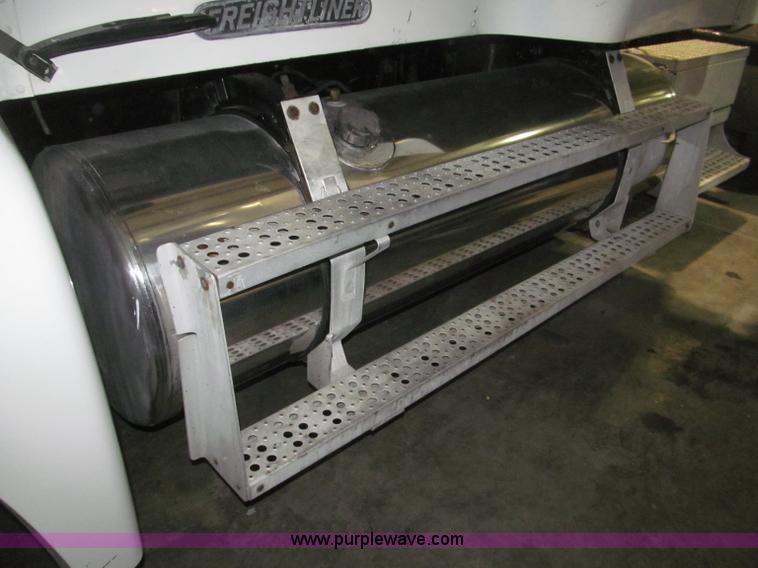 image for item B5342 1995 Freightliner FLD120 semi truck