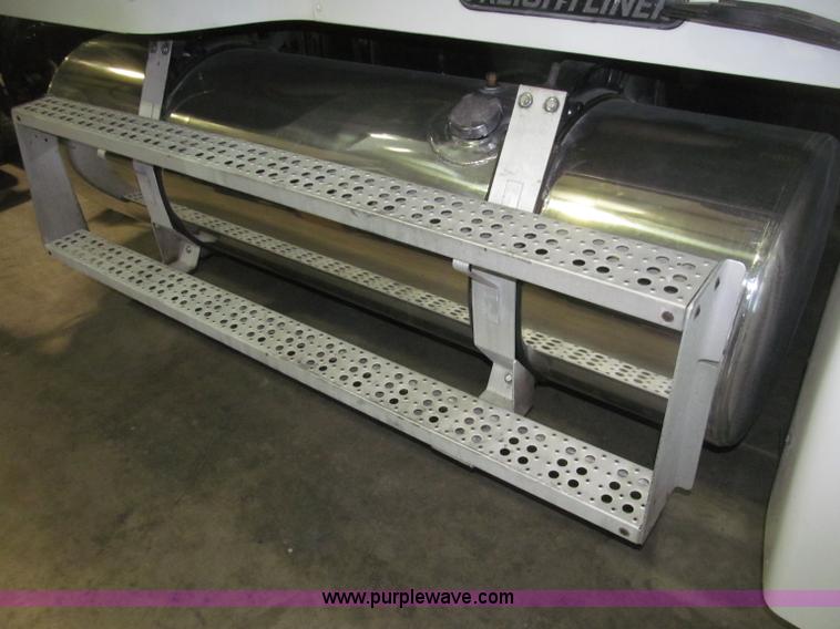 image for item B5342 1995 Freightliner FLD120 semi truck