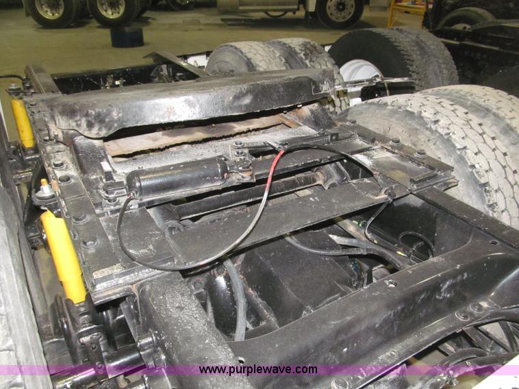 image for item B5342 1995 Freightliner FLD120 semi truck