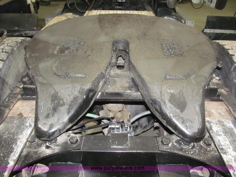 image for item B5342 1995 Freightliner FLD120 semi truck