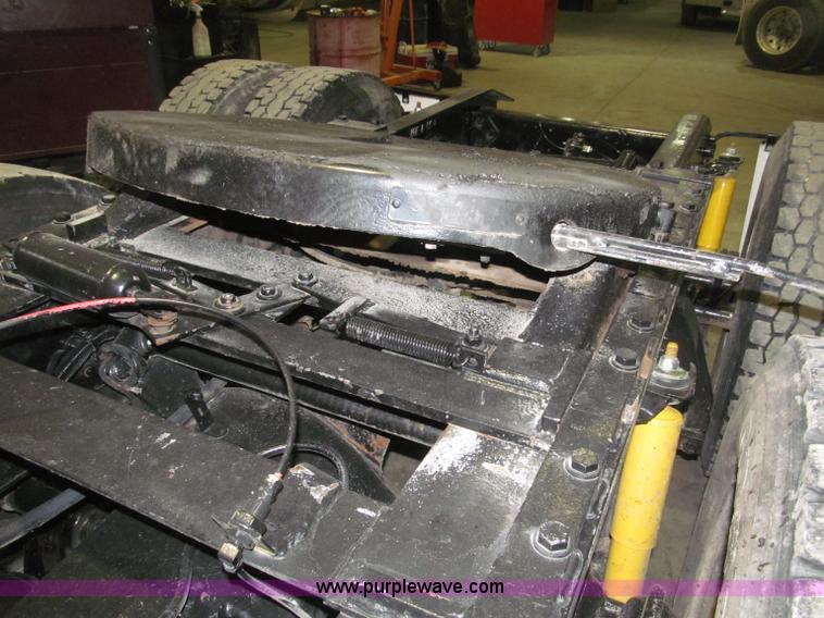 image for item B5342 1995 Freightliner FLD120 semi truck