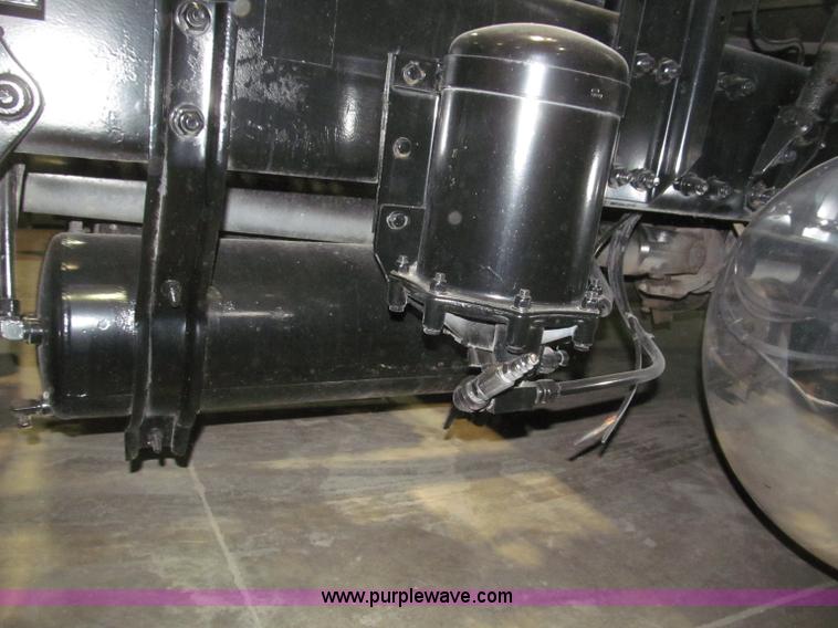 image for item B5342 1995 Freightliner FLD120 semi truck