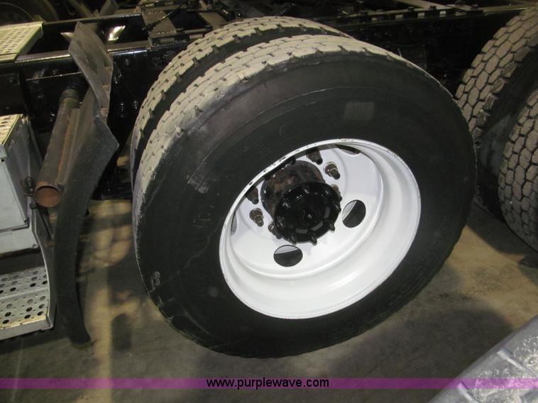 image for item B5342 1995 Freightliner FLD120 semi truck