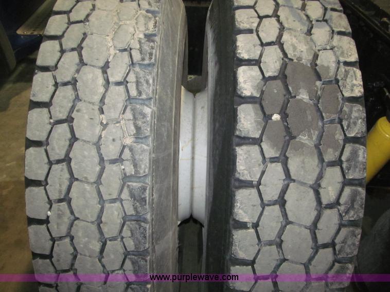 image for item B5342 1995 Freightliner FLD120 semi truck