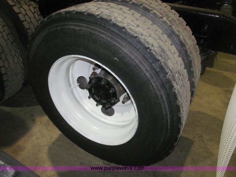 image for item B5342 1995 Freightliner FLD120 semi truck