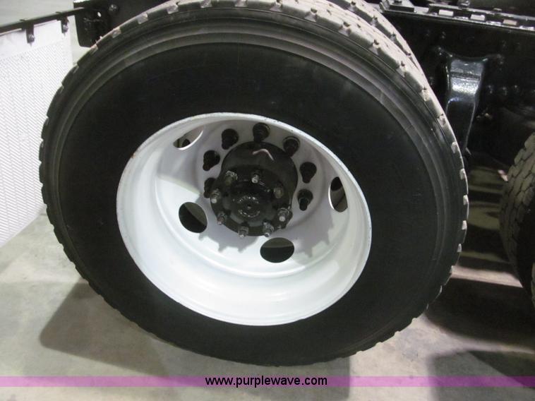 image for item B5342 1995 Freightliner FLD120 semi truck