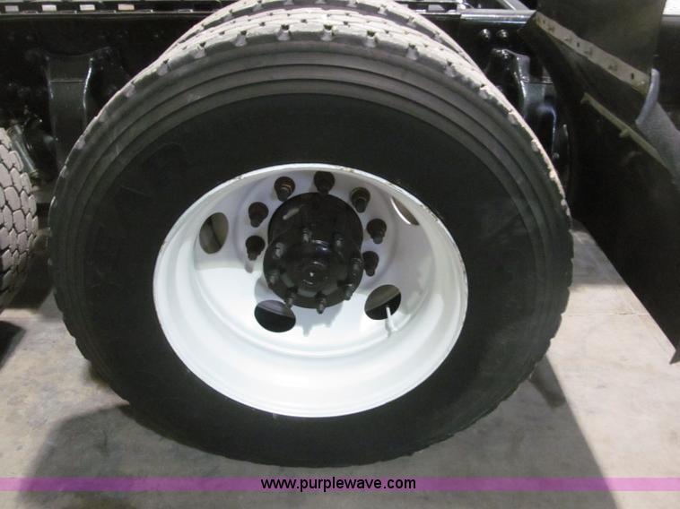 image for item B5342 1995 Freightliner FLD120 semi truck