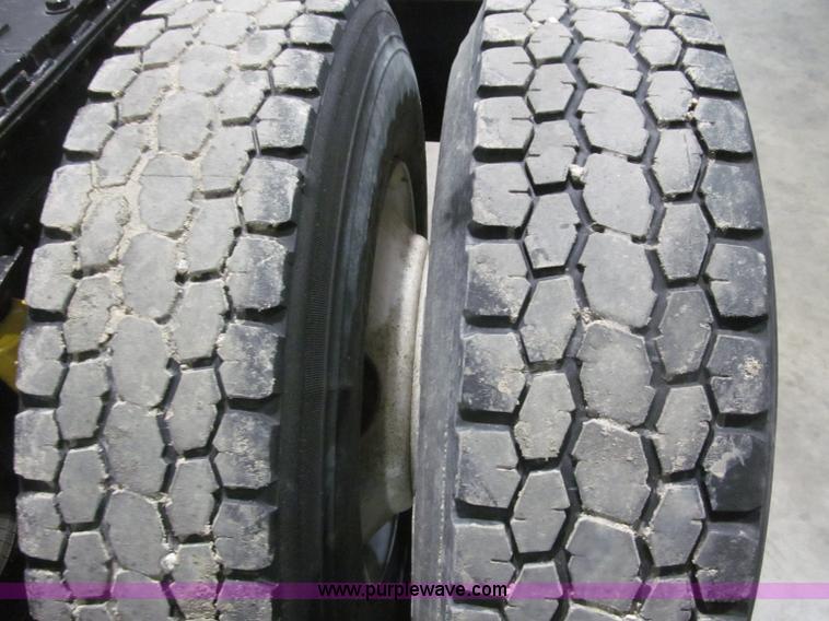 image for item B5342 1995 Freightliner FLD120 semi truck