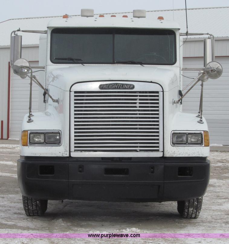 image for item B5345 1995 Freightliner FLD112 64ST semi truck