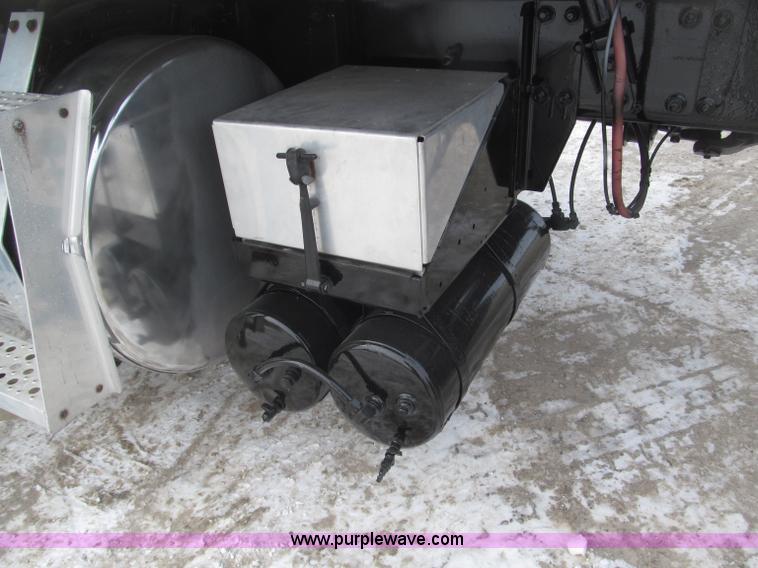 image for item B5345 1995 Freightliner FLD112 64ST semi truck