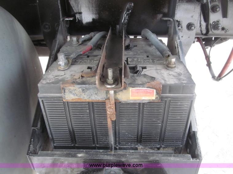 image for item B5345 1995 Freightliner FLD112 64ST semi truck