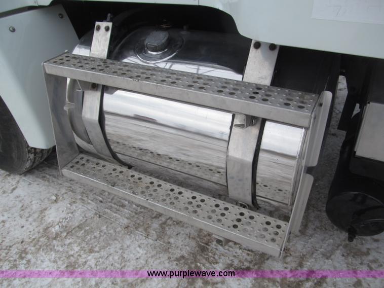 image for item B5345 1995 Freightliner FLD112 64ST semi truck